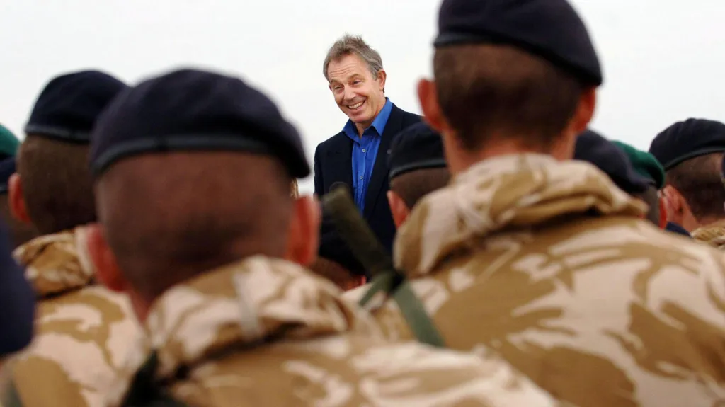 Tony Blair s britskými vojáky v Afghánistánu v roce 2006