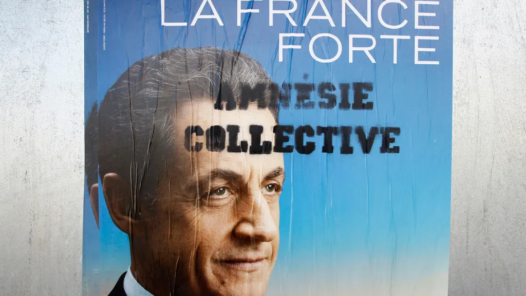Sarkozyho volební plakát s připsanou poznámkou "Kolektivní amnézie"