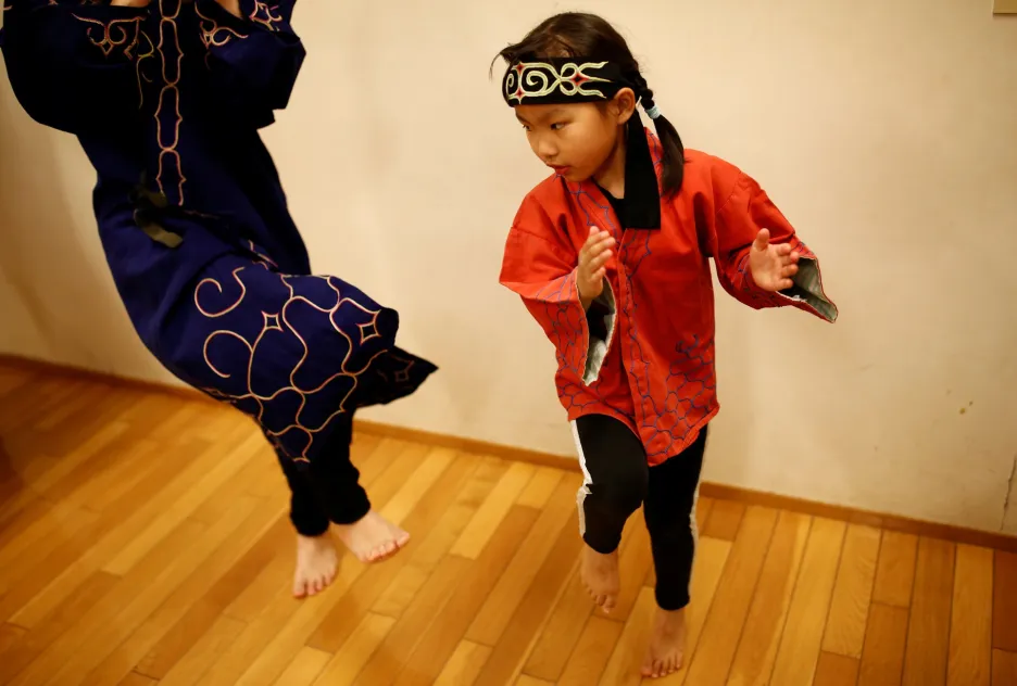 Původní obyvatelé této části světa milují tanec. Teruyo Usaová učí svojí dceru Ruino tradiční tanec před vystoupením na folklorním festivalu v Tokiu