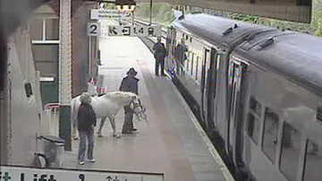 Muž s poníkem na nádraží ve Wrexhamu