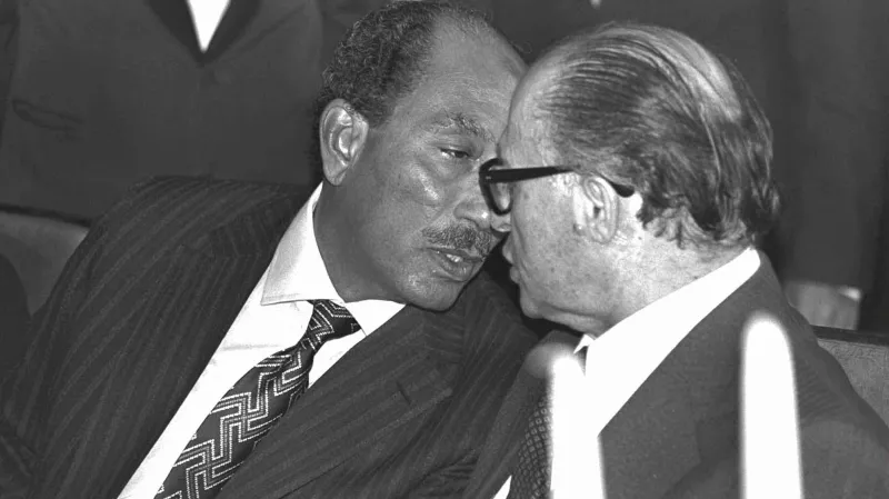 Anvar Sadát během návštěvy Izraele hovoří s Menachemem Beginem