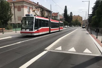 Přes ostrůvek nebo po kolejích? Řidiči nechápou značení u zastávek v Údolní ulici