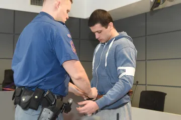 Bouchlo mi v palici, tvrdí mladík, který ubodal a oloupil prarodiče