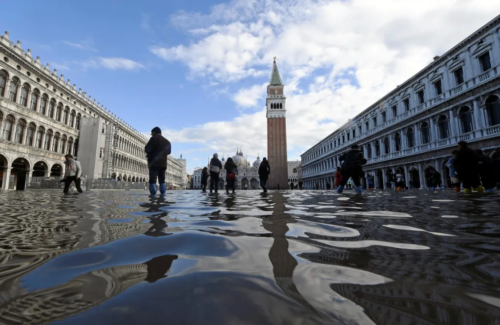 Návštěvníkům Benátek se doporučuje, aby při vysoké vodě chodili jen po chodnících, které dobře znají, jinak mohou zapadnout do vody. Občas je pod hladinou těžké rozlišit, kde končí chodník a kde začíná vodní kanál