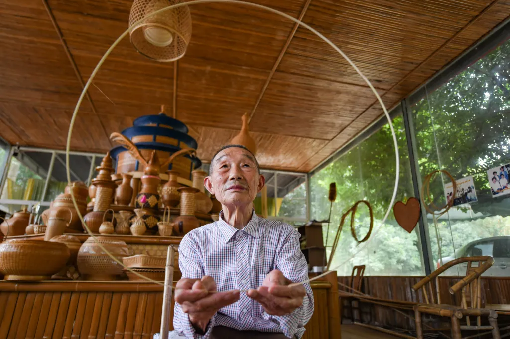 Bambusový tkadlec Zhao Sijin (86) se snaží zachránit dva tisíce let staré řemeslo