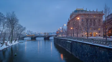 Pražský Hrad a Národní divadlo pod sněhem