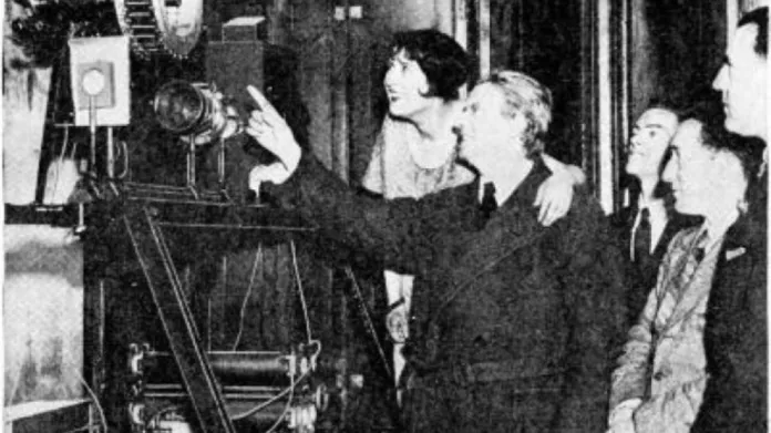 John Logie Baird předvádí svou mechanickou televizi (1931)