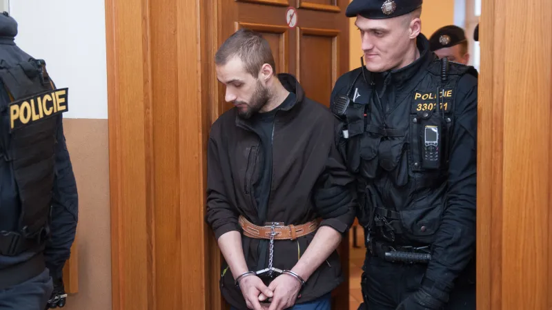 Mladší ze dvou mužů podezřelých z přepadení čerpací stanice v Nelahozevsi