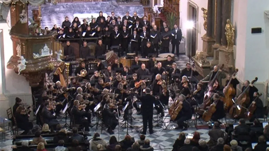 Stočlenný orchestr a asi dvacetičlenný sbor Capellen Orchestra & Choir