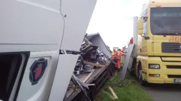 Nehoda kamionu na D2