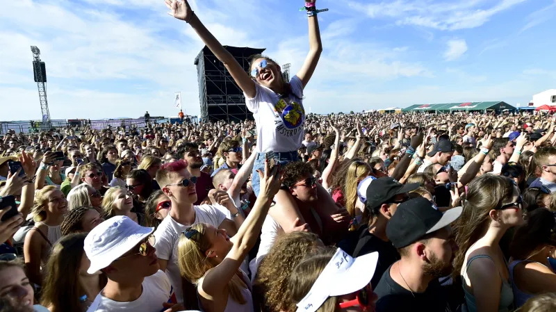 Fanoušci během druhého dne festivalu