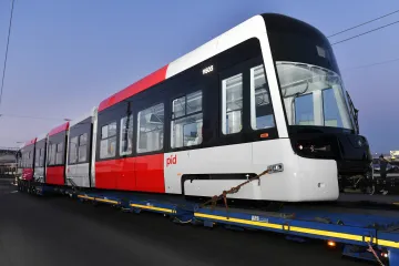 Nová tramvaj vyrazila do pražských ulic na zkušební provoz