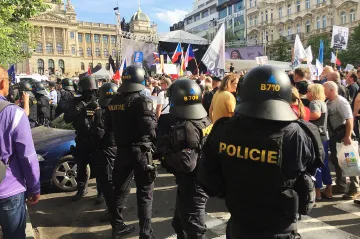 Demonstrující ženu, která měla řetízek se symboly nacistického Německa, navrhla policie obžalovat