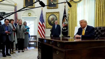 Americký prezident Donald Trump hovoří v Oválné pracovně k novinářům