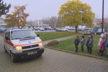 Ve staré sanitce objíždějí chomutovští zdravotníci školky i školy a vysvětlují dětem první pomoc