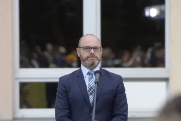 Ministr školství Plaga si při pádu z kola zlomil klíční kost, musel na operaci