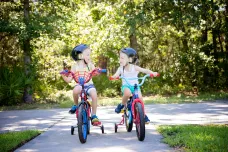 Skoro polovina dětí nemá při nehodě na kole helmu