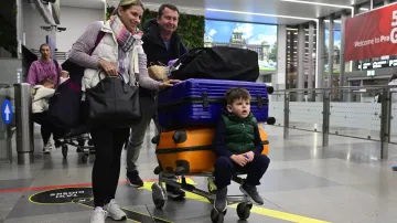 Čeští turisté po příletu repatriačního letu na pražské letiště