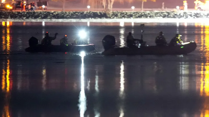 Záchranné operace v blízkosti letiště Ronalda Reagana ve Washingtonu DC