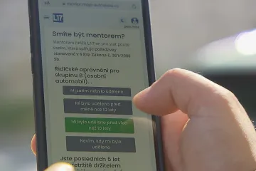 Sedmnáctiletým řidičům i jejich mentorům poradí aplikace