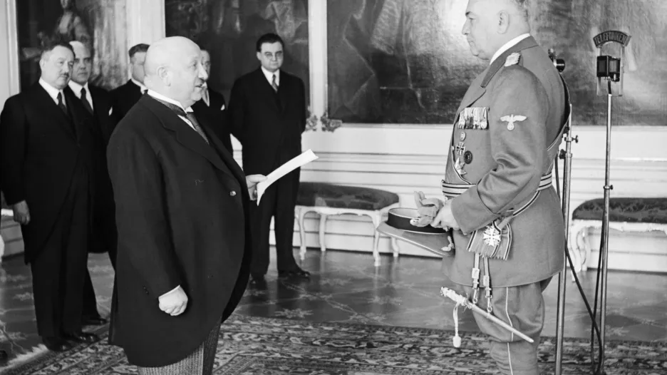 Rudolf Beran na Pražském hradě po jeho příjezdu říšského protektora Konstantina von Neuratha do Prahy