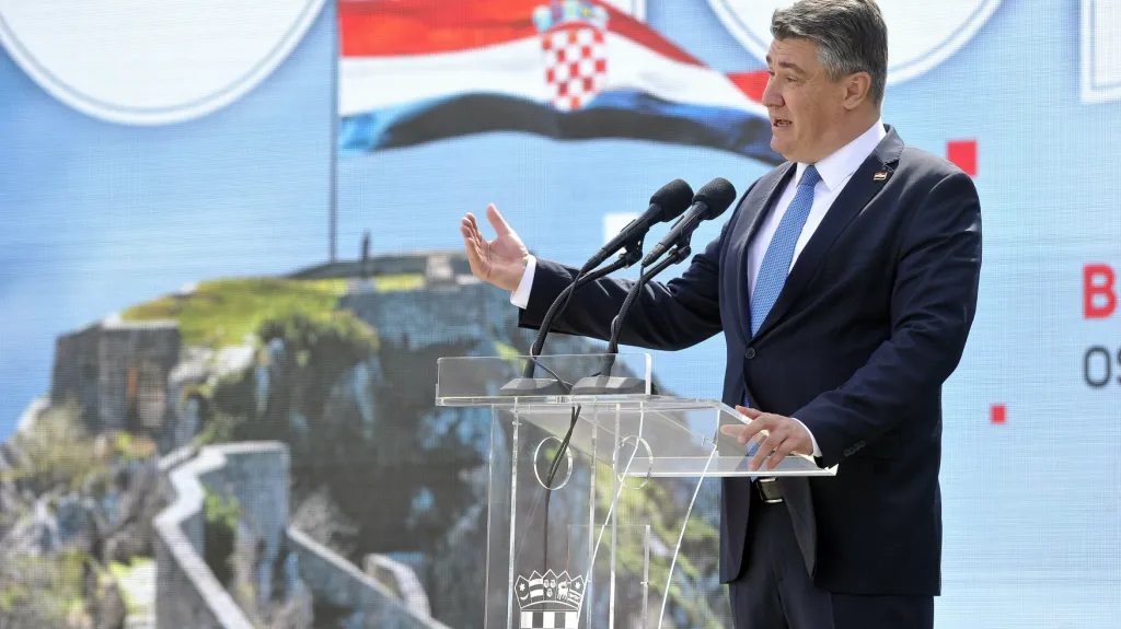 Chorvatský prezident Zoran Milanovič hovoří během vzpomínkové akce v Kninu