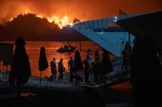 Plameny v Řecku pomáhají hasit stovky zahraničních hasičů, v neděli večer tam vypukl další požár