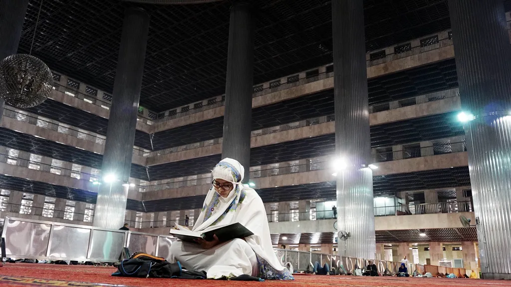 Muslimka v Jakartě světí začátek ramadánu