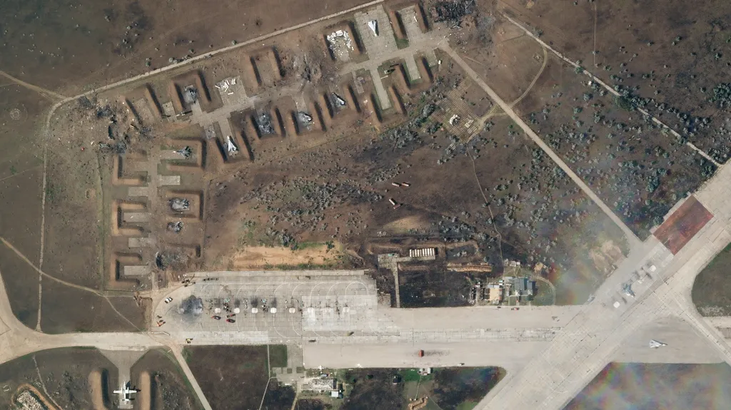 Satelitní obrázek zničené letecké základny Saky na Krymu