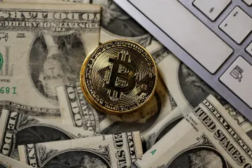 Investoři počítají ztráty. Bitcoin přichází o hodnotu i důvěru