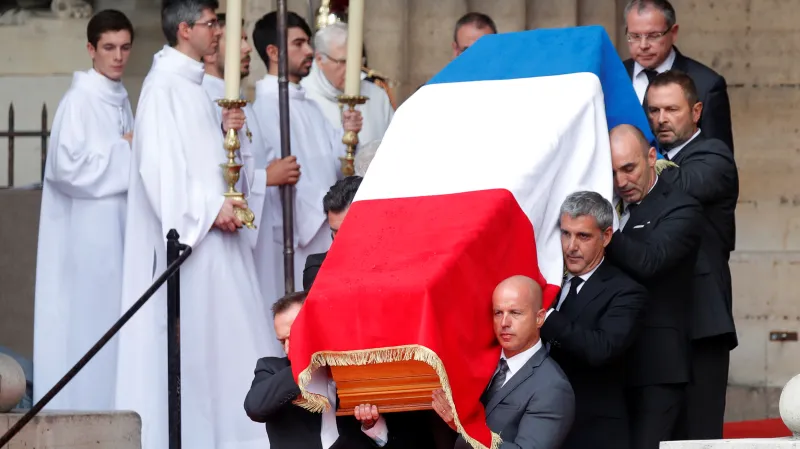 Vynášení Chiracovy rakve z kostela Saint-Sulpice