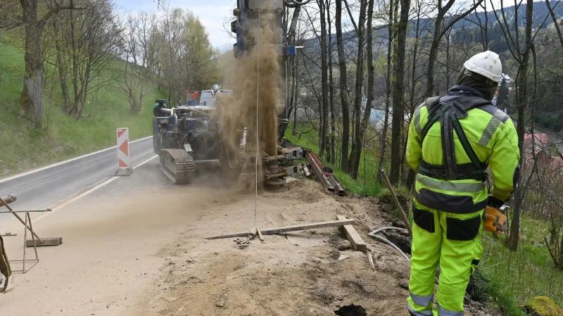 Stavba opěrné zdi nad Jáchymovem