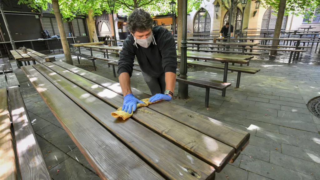 Personál pražského pivovaru se připravuje na otevření