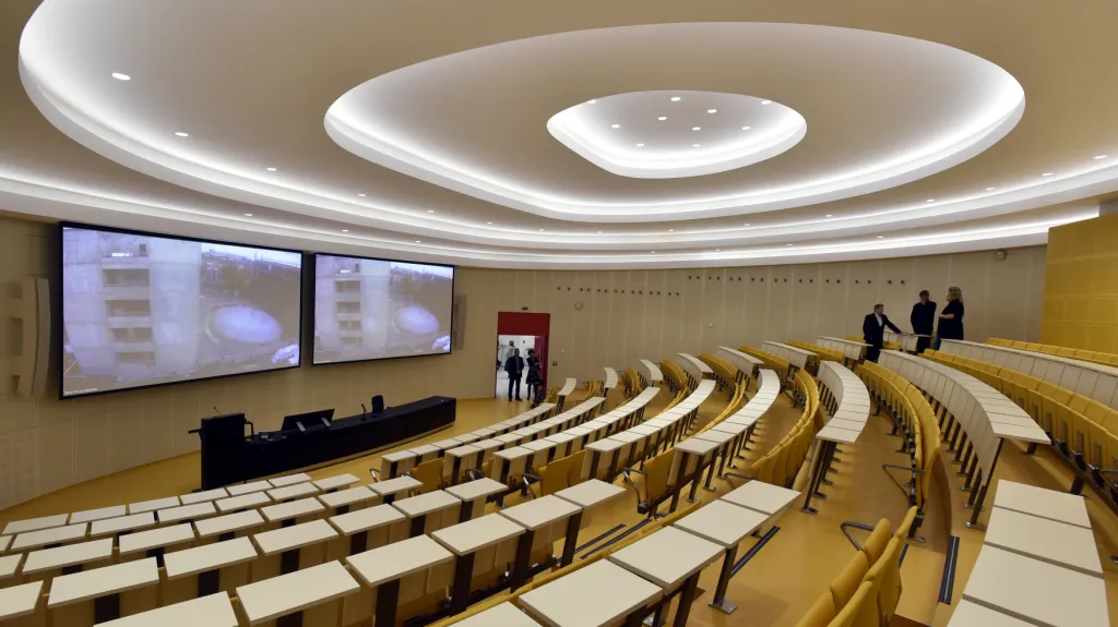 Vzdělávací komplex Univerzity Tomáše Bati od architektky Evy Jiřičné. Na snímku přednáškový sál
