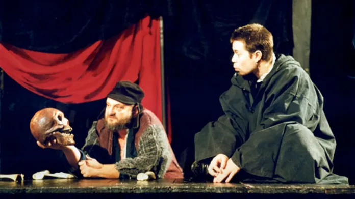 Richard Krajčo jako Hamlet v Divadle Petra Bezruče, režie: Jiří Josek (1999)