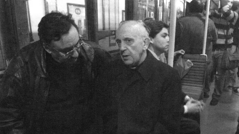 Kardinál Jorge Mario Bergoglio v metru v Buenos Aires (snímek z roku 2009)