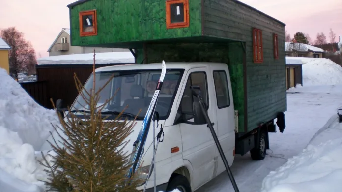 Potřebné vybavení na severu: lyže a vánoční stromek