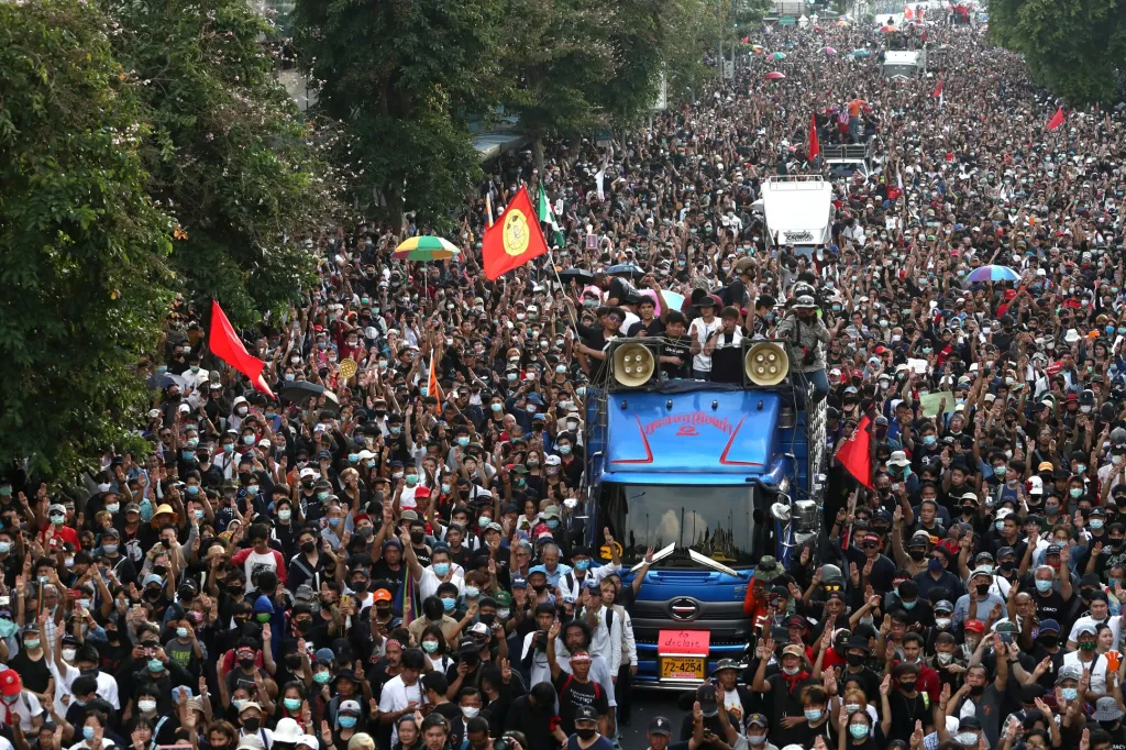 Thajci jsou znovu v ulicích. Protivládních demonstrací se účastní stále větší počet lidí