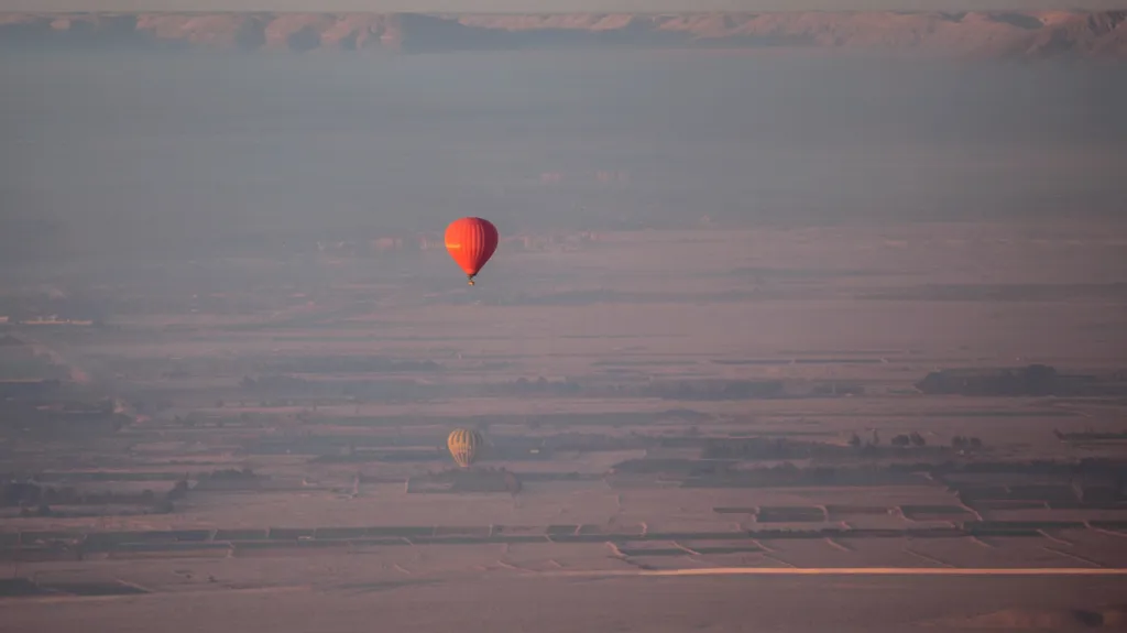 Turistické lety balónem nad egyptským Luxorem