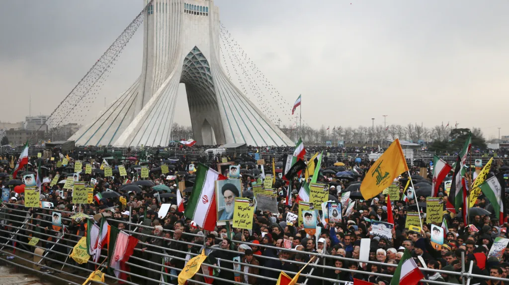 Íránci se účastní slavnostního ceremoniálu ke 40. výročí islámské revoluce na teheránském náměstí Svobody.