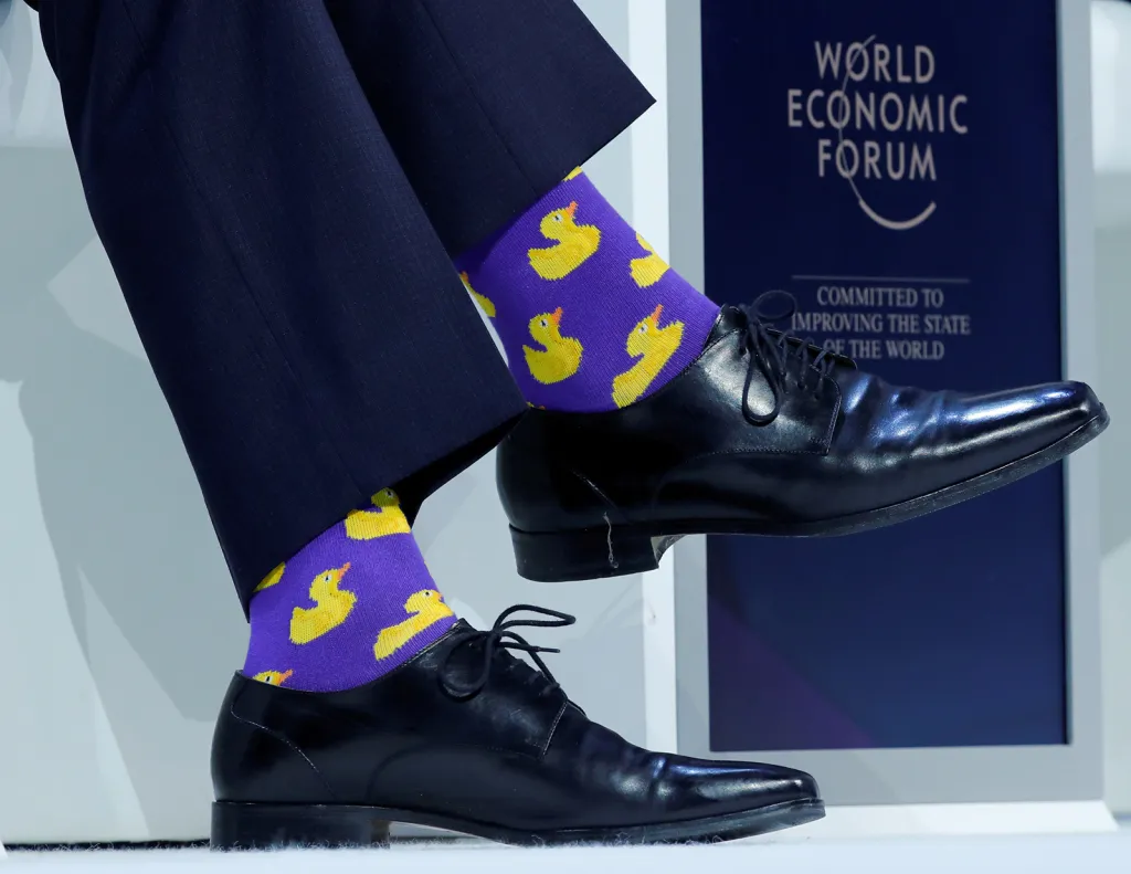 Kanadský premiér Justin Trudeau a jeho ponožky při zasedání Světového ekonomického fóra v Davosu