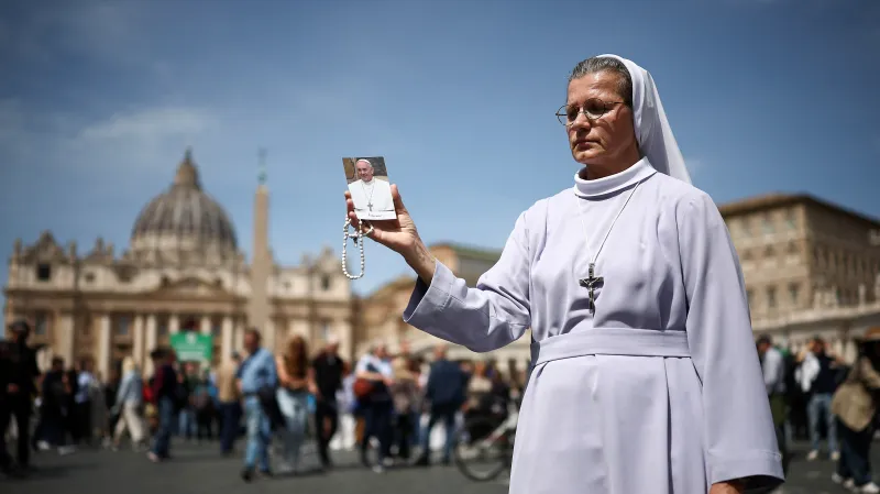 Jeptiška se snímkem zesnulého papeže Františka