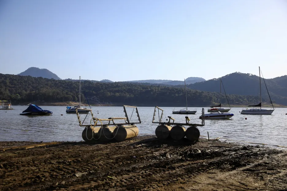 Podle starostky obce Valle de Bravo nemají některé soukromé vodní nádrže povolení. Chce, aby se jejich majitelé podrobili kontrolám, které by prokázaly, že zachycují dešťovou vodu a nelegálně ji neodvádějí z místních zdrojů