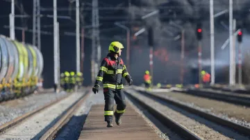 Hasič se ohlíží za požárem vykolejeného cisternového vlaku s benzenem u Hustopečí nad Bečvou (28. února 2025)