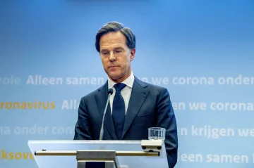 Nizozemská vláda podala těsně před volbami demisi