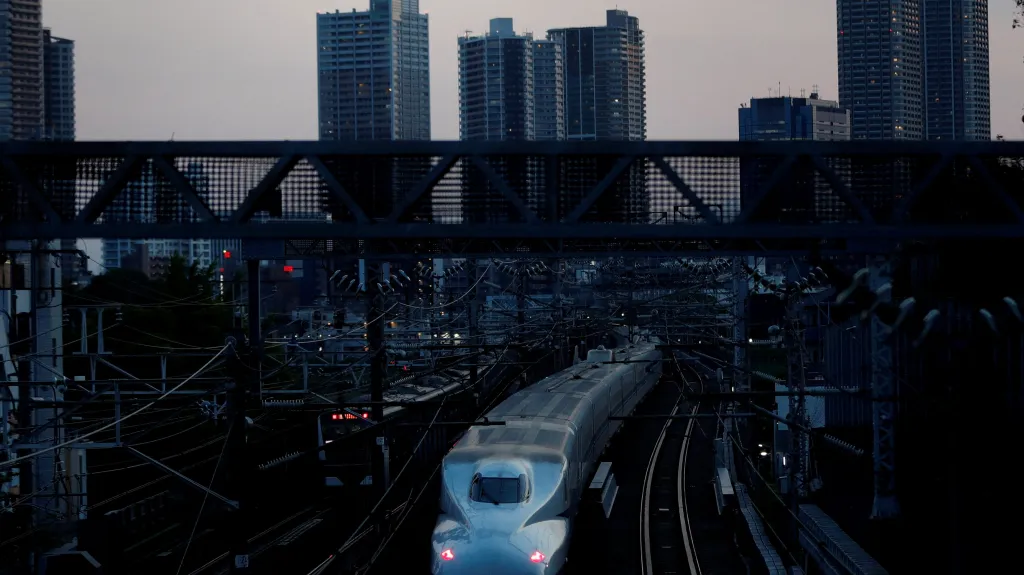 Vlak šinkansen v  centru Tokia