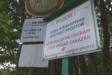 Plavci porušují zákaz koupání v pískovnách poblíž Chlumu u Třeboně. Kvalita vody se zhoršuje