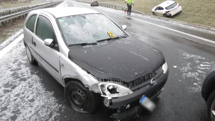 Páteční nehoda pěti aut na dálnici D6 u Kynšperka