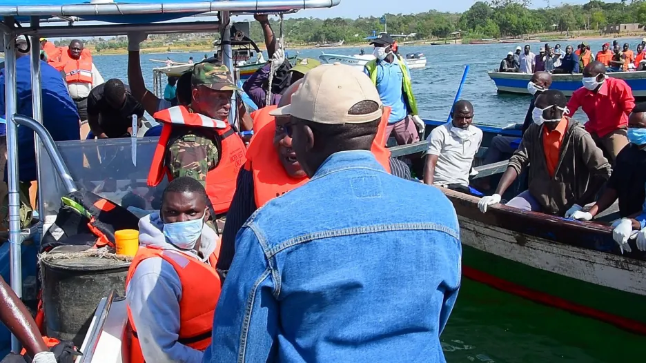 Záchranné práce po potopení trajektu na Viktoriině jezeře