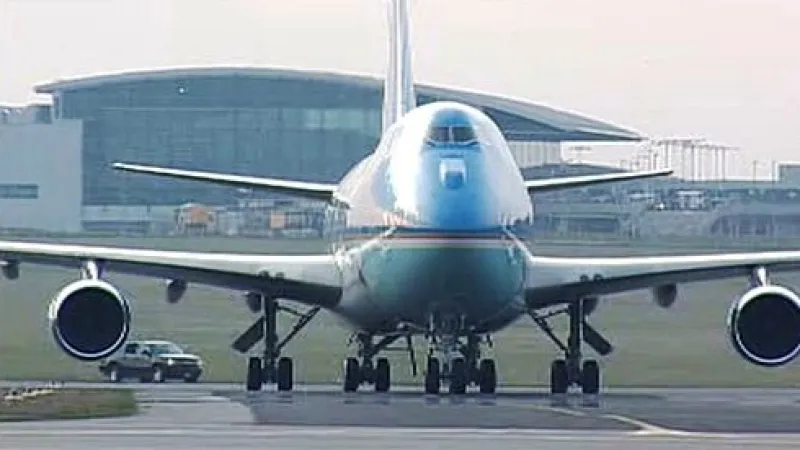 Air Force One při přistání v Praze